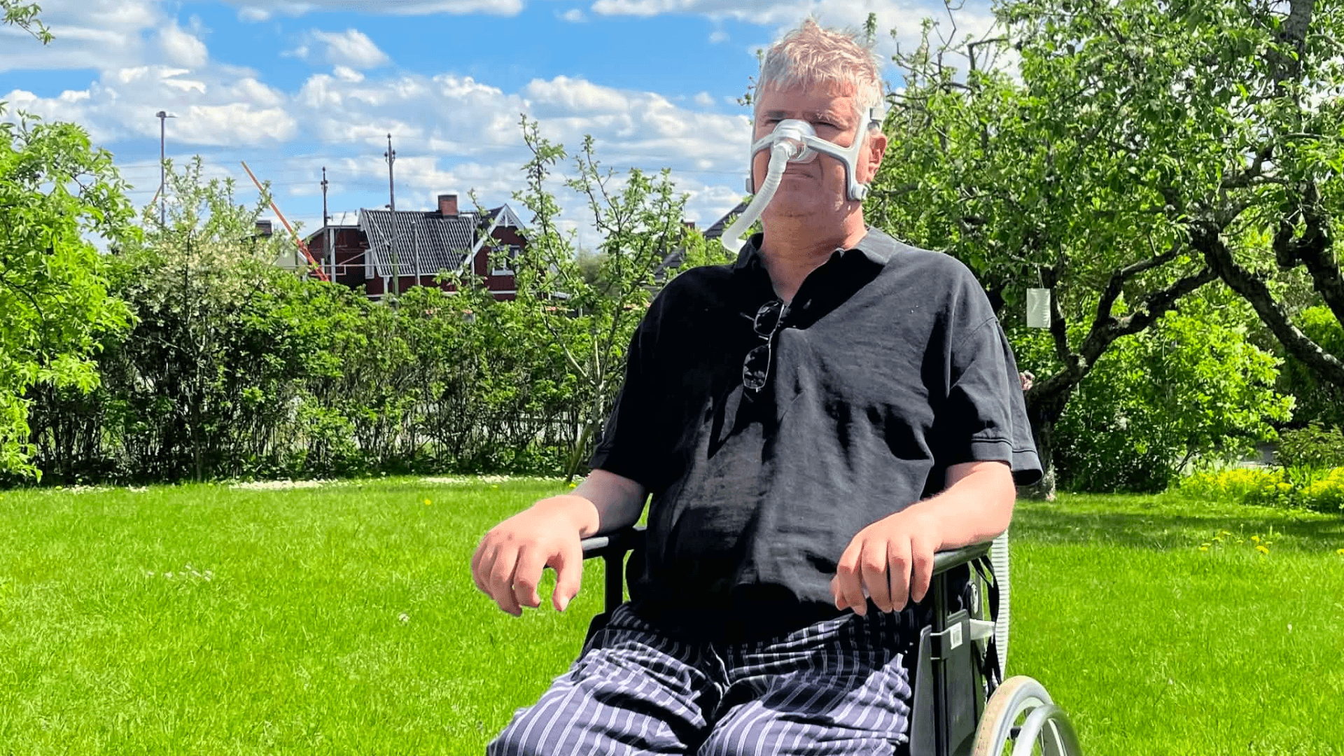 Jesper Blåder målar med hjälp av sina assistenter.
